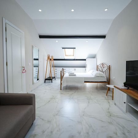 City Center Hideout - Studio Apartment Tirana Bagian luar foto