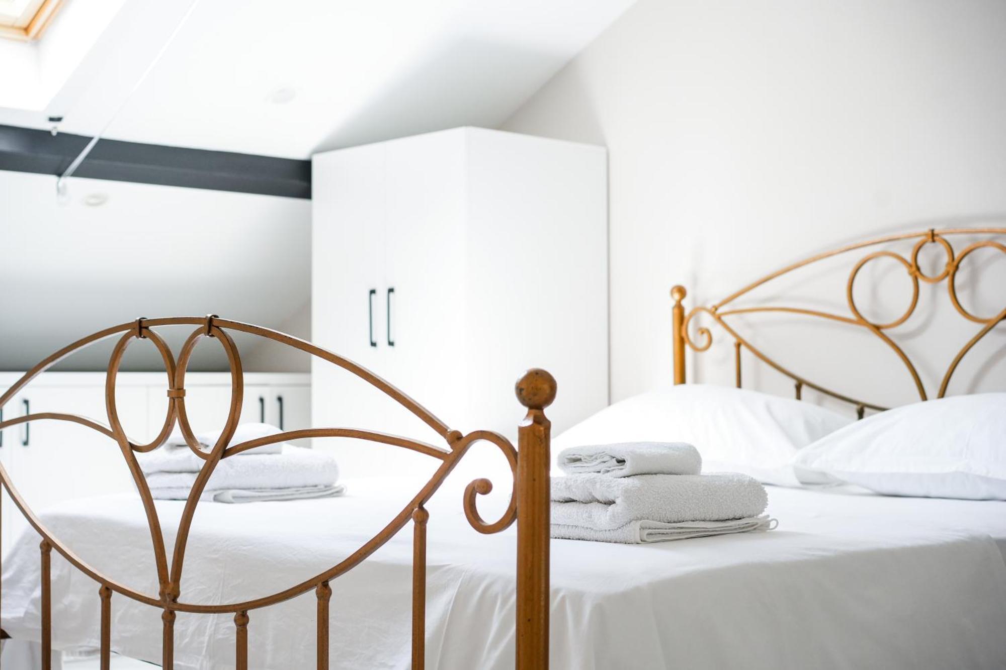 City Center Hideout - Studio Apartment Tirana Bagian luar foto