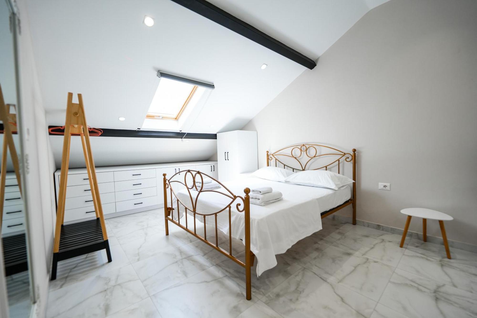 City Center Hideout - Studio Apartment Tirana Bagian luar foto