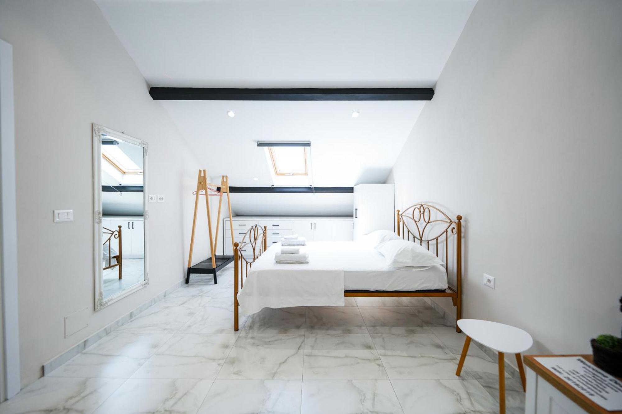 City Center Hideout - Studio Apartment Tirana Bagian luar foto