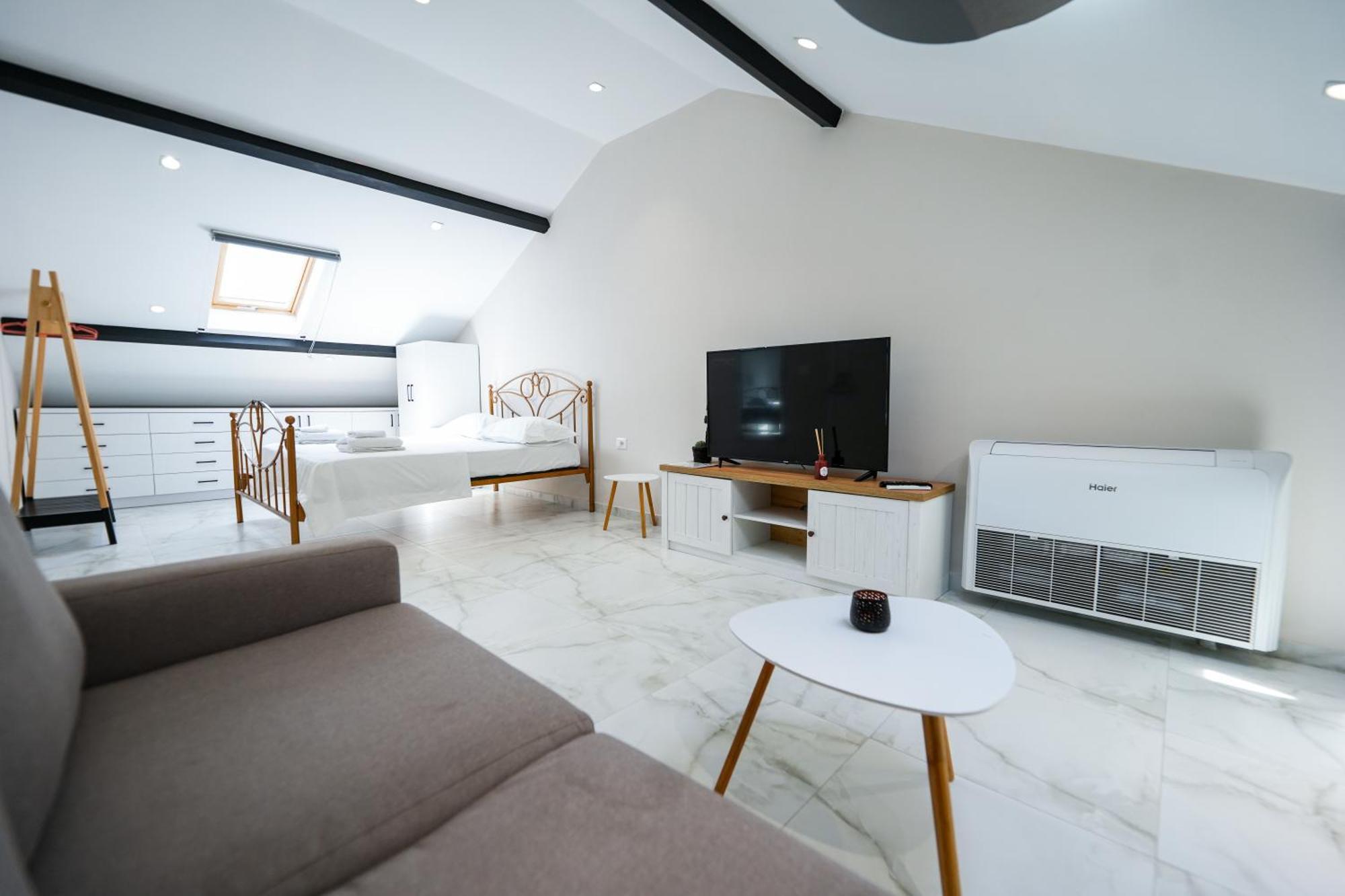 City Center Hideout - Studio Apartment Tirana Bagian luar foto