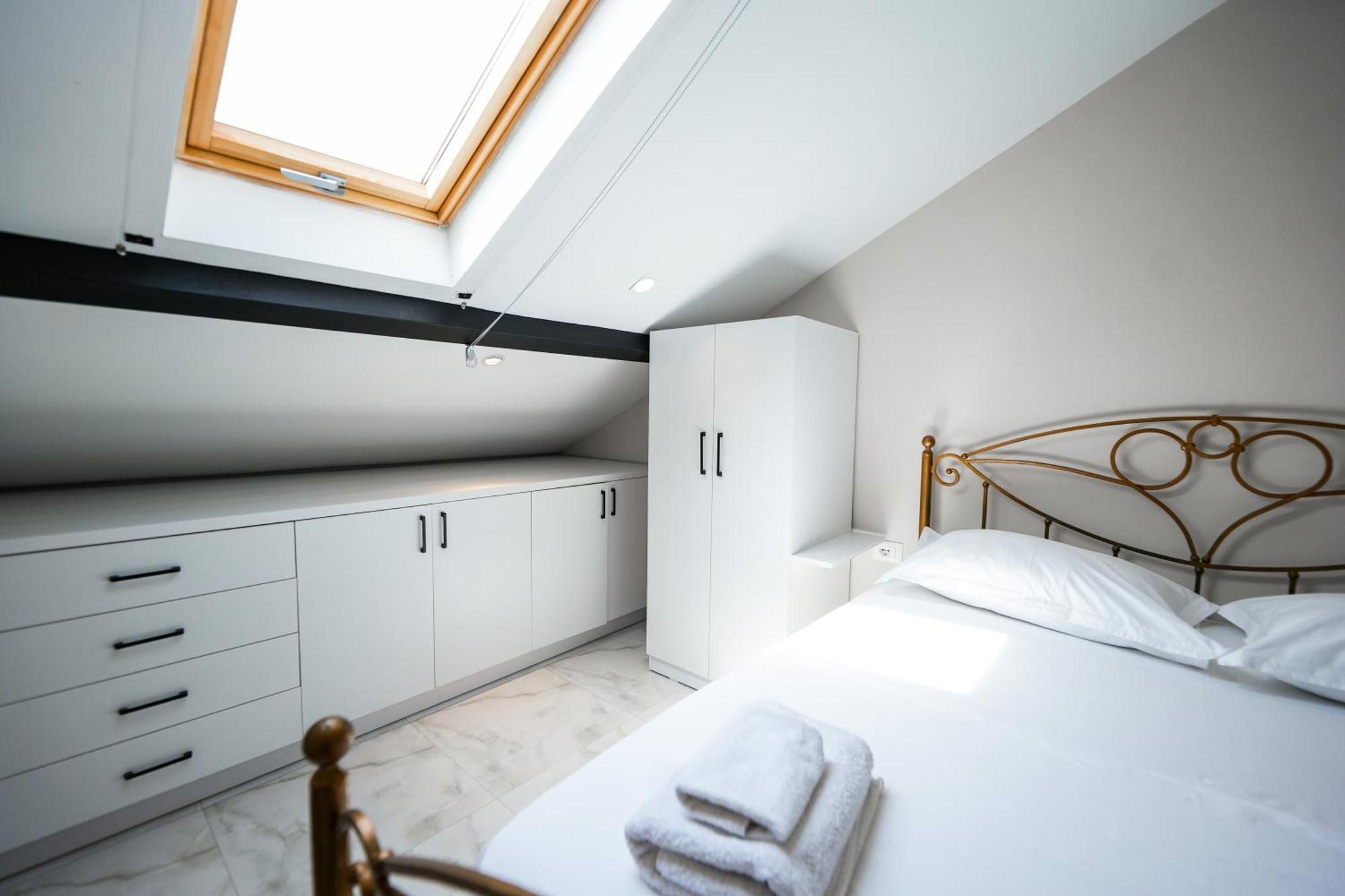City Center Hideout - Studio Apartment Tirana Bagian luar foto