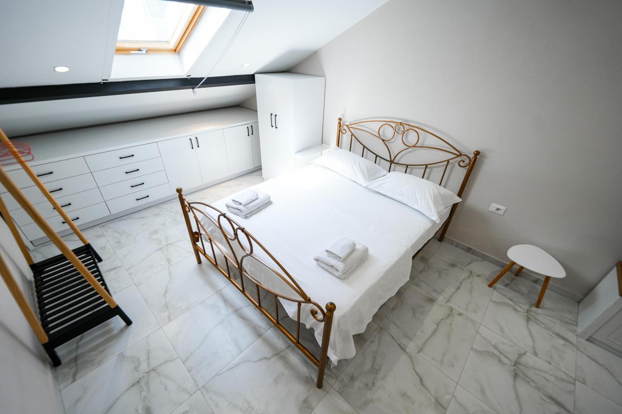 City Center Hideout - Studio Apartment Tirana Bagian luar foto