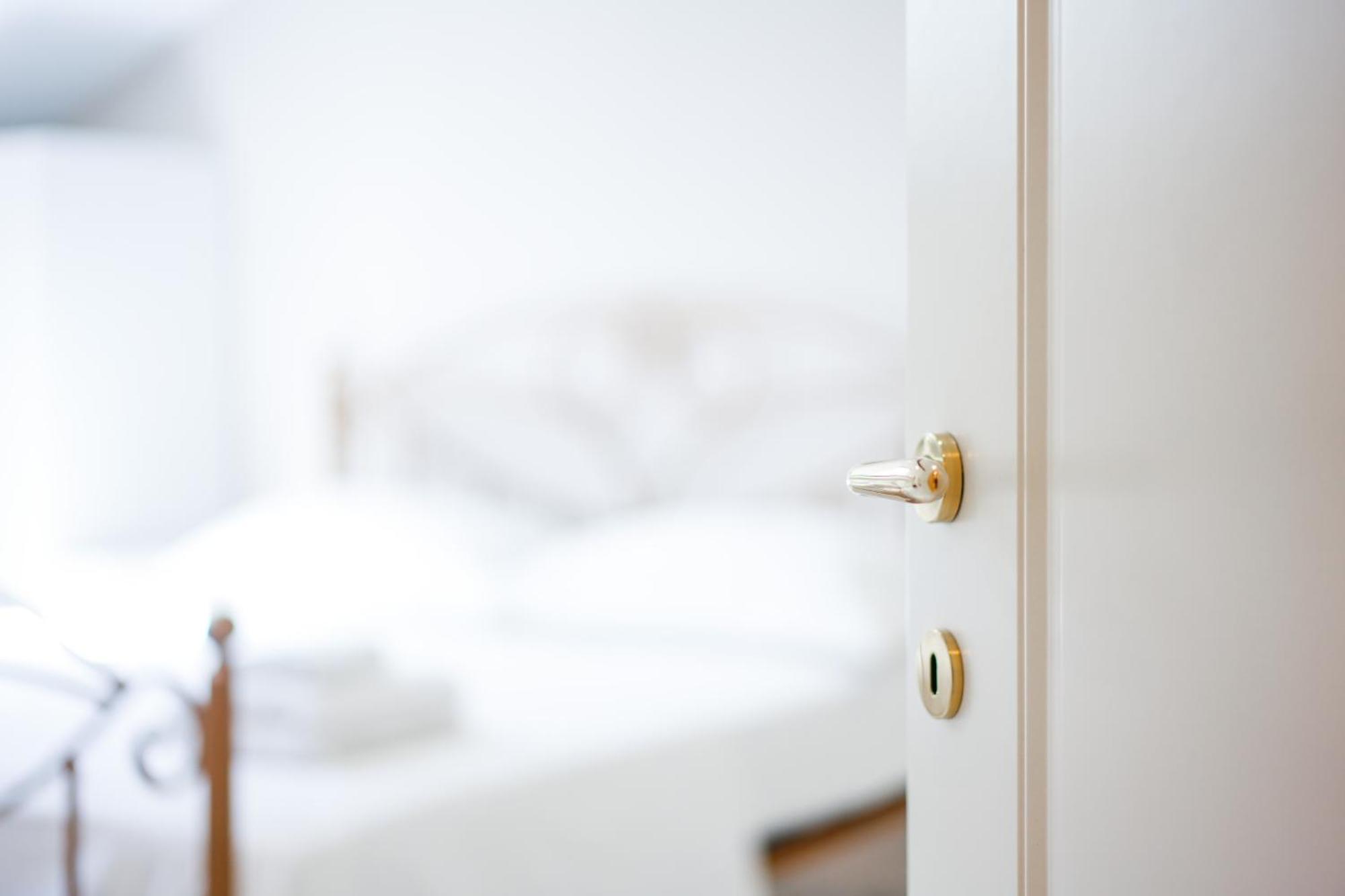City Center Hideout - Studio Apartment Tirana Bagian luar foto