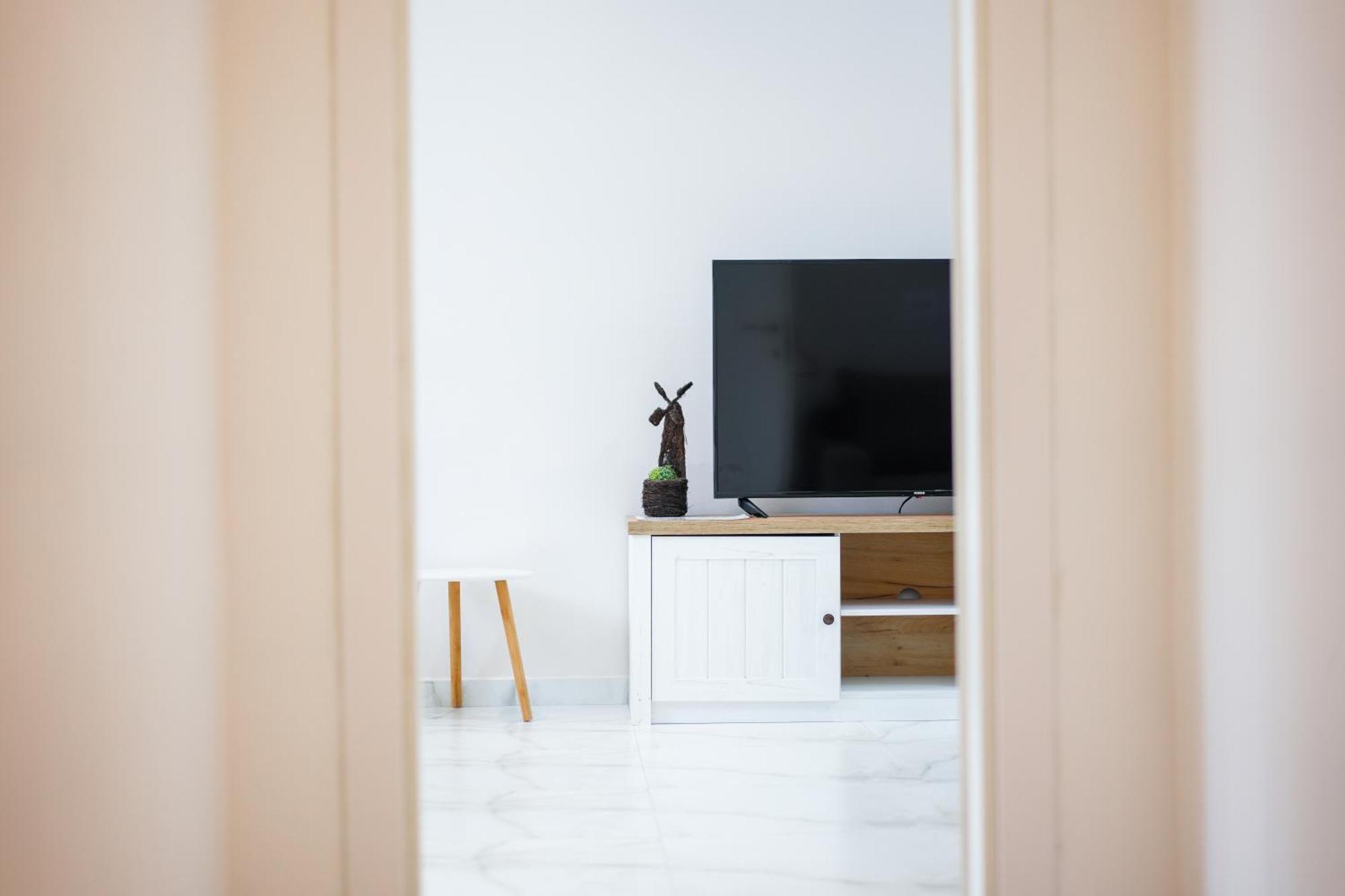 City Center Hideout - Studio Apartment Tirana Bagian luar foto