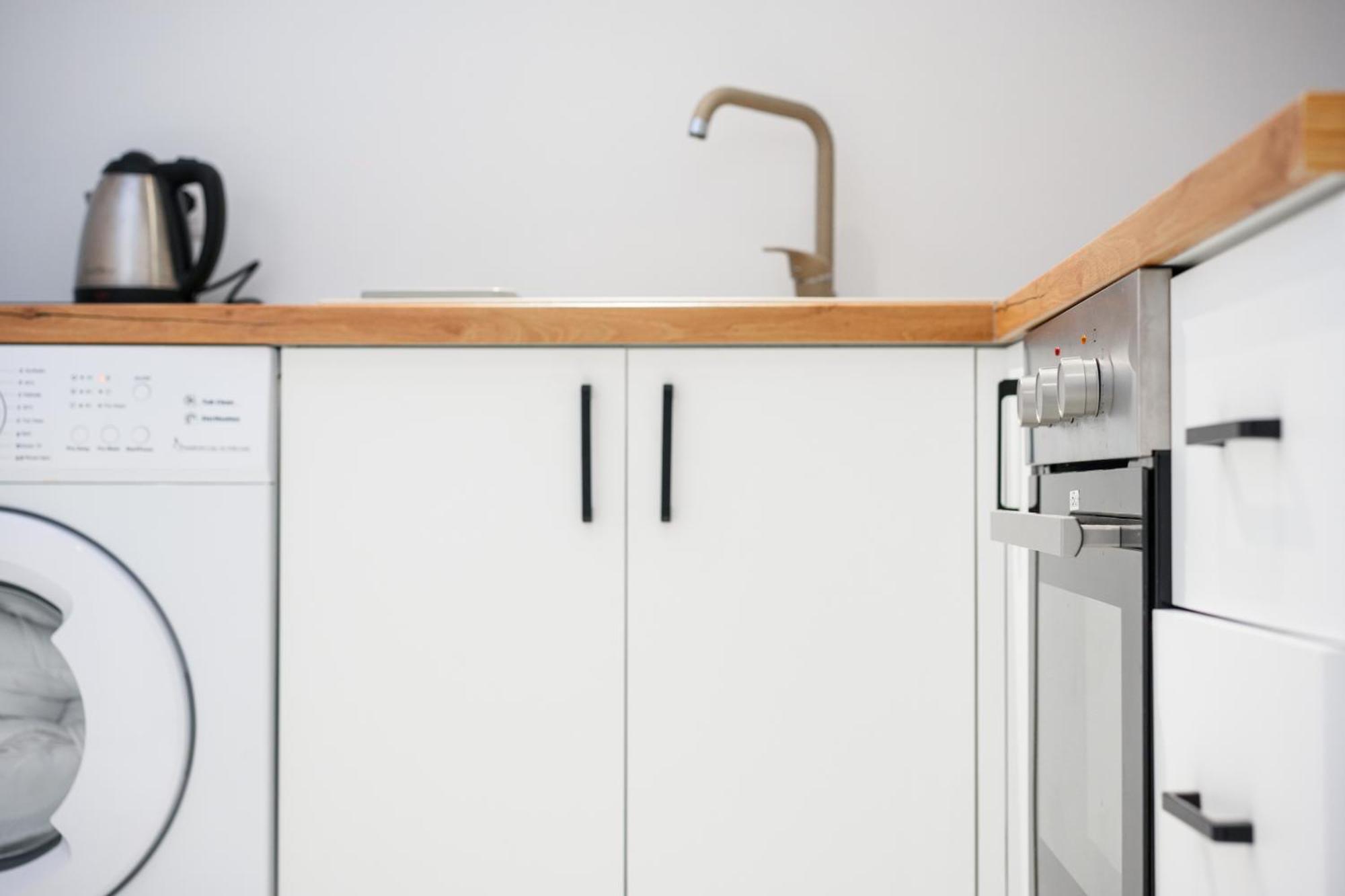City Center Hideout - Studio Apartment Tirana Bagian luar foto