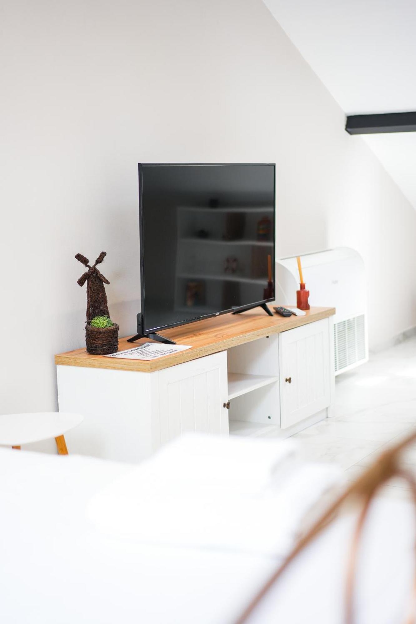 City Center Hideout - Studio Apartment Tirana Bagian luar foto
