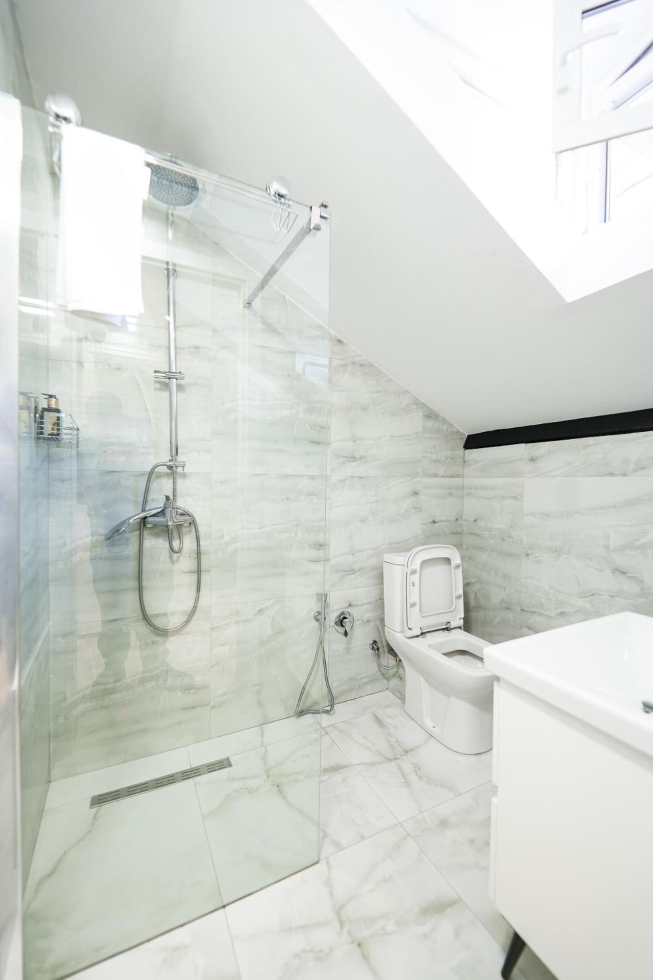 City Center Hideout - Studio Apartment Tirana Bagian luar foto