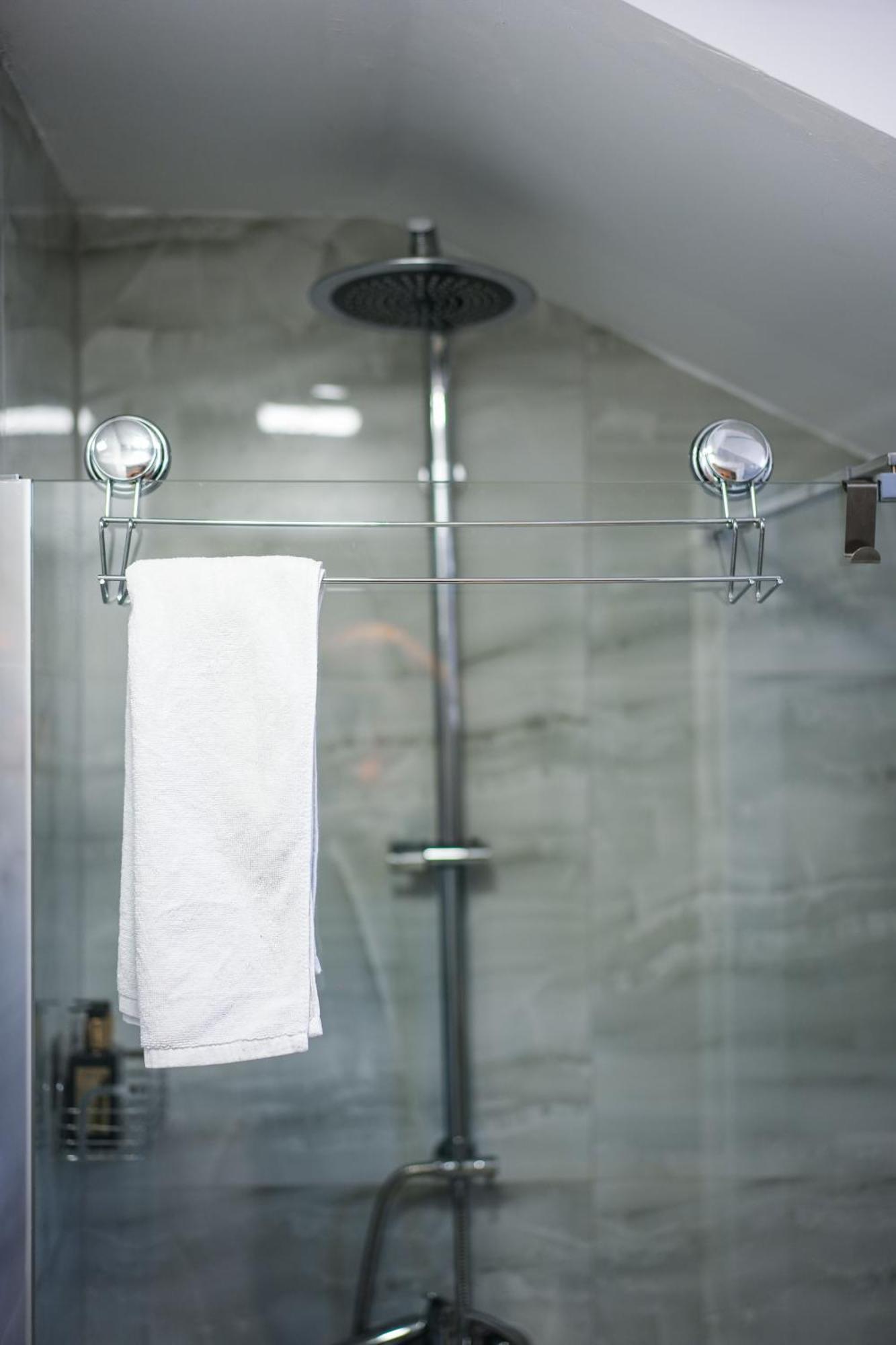 City Center Hideout - Studio Apartment Tirana Bagian luar foto