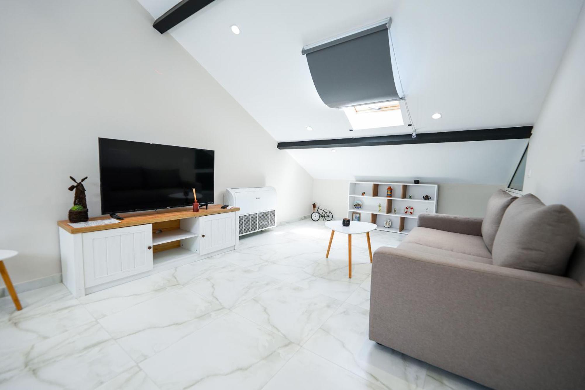 City Center Hideout - Studio Apartment Tirana Bagian luar foto