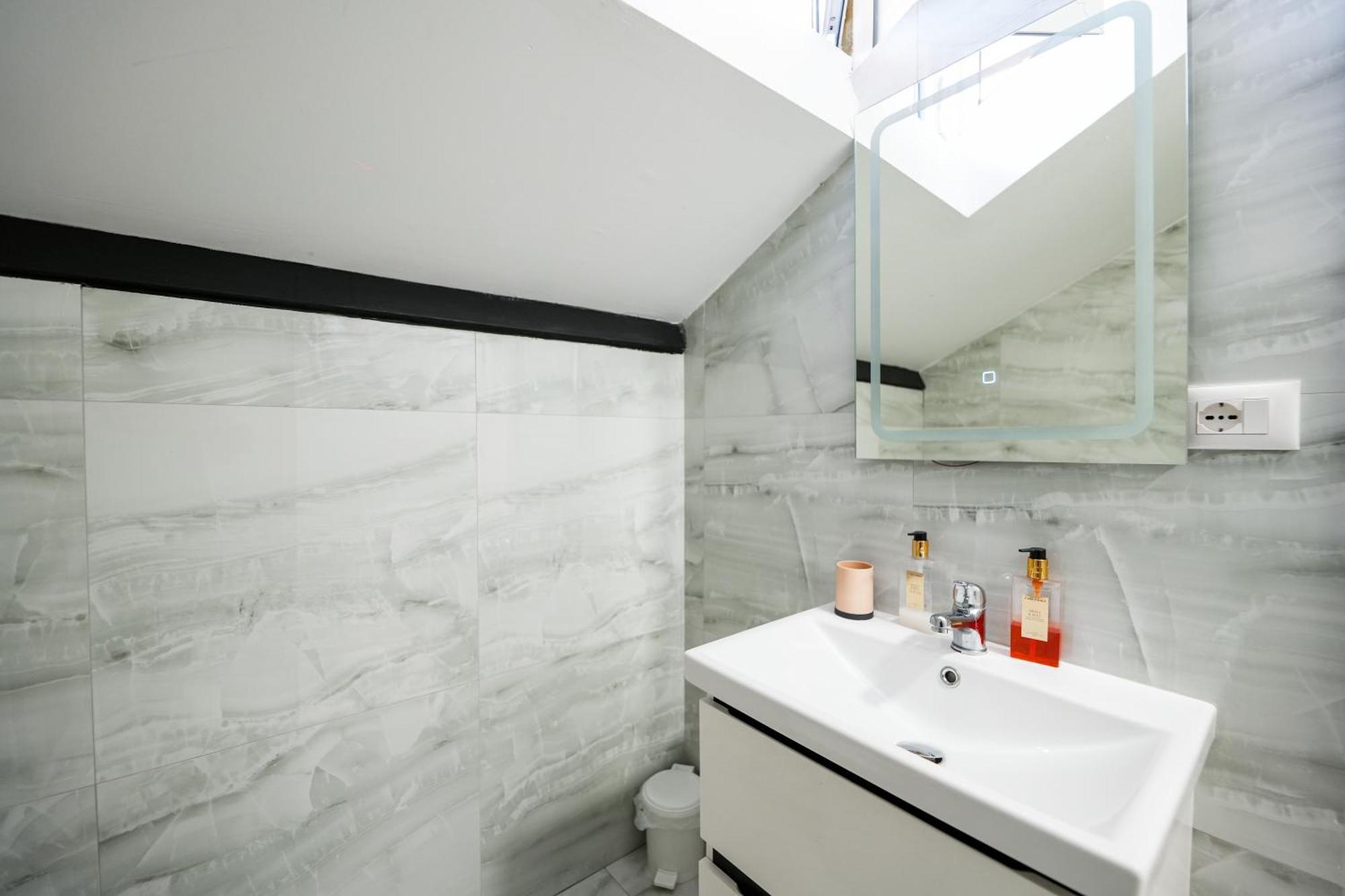 City Center Hideout - Studio Apartment Tirana Bagian luar foto
