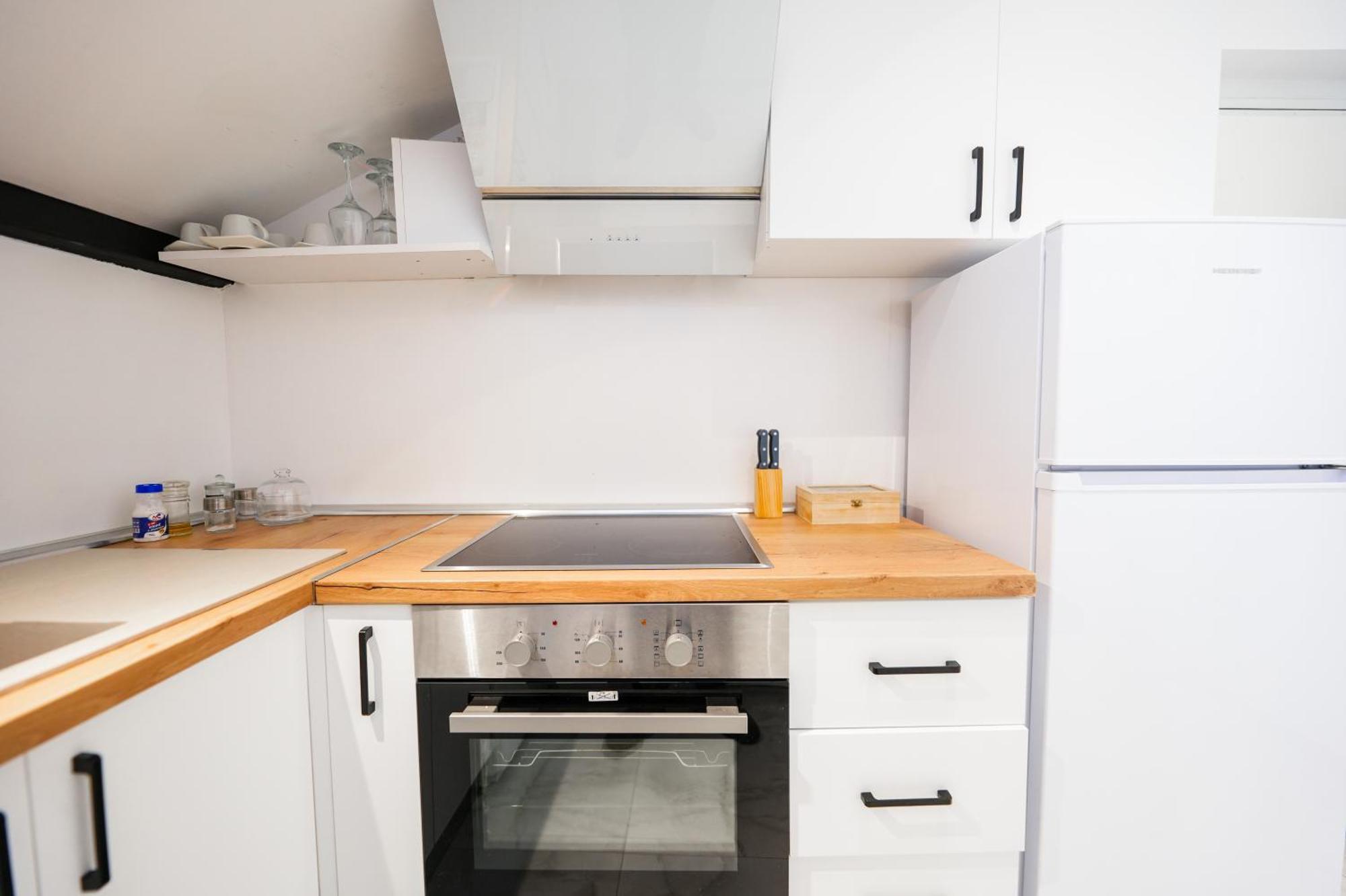 City Center Hideout - Studio Apartment Tirana Bagian luar foto