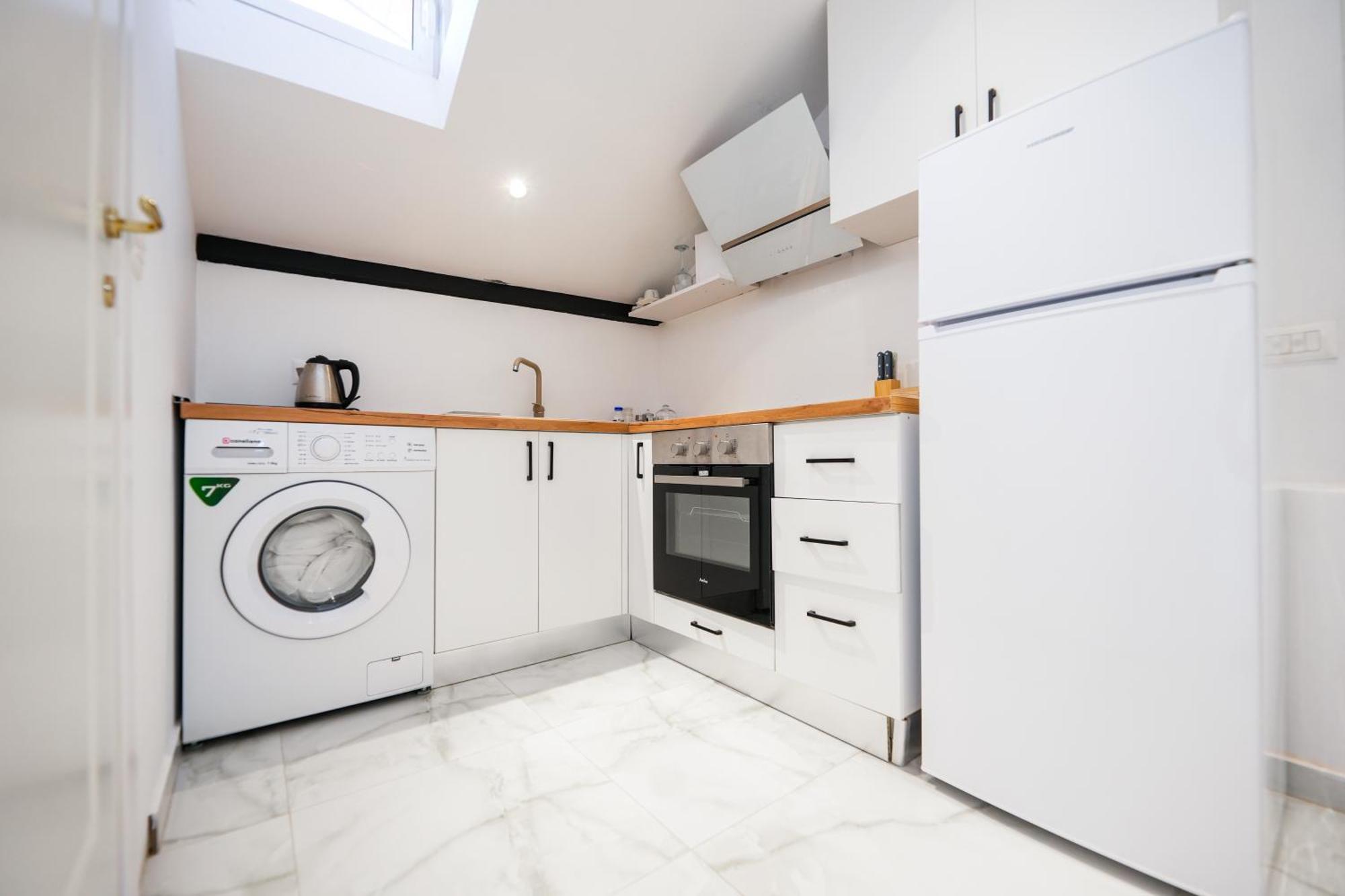 City Center Hideout - Studio Apartment Tirana Bagian luar foto