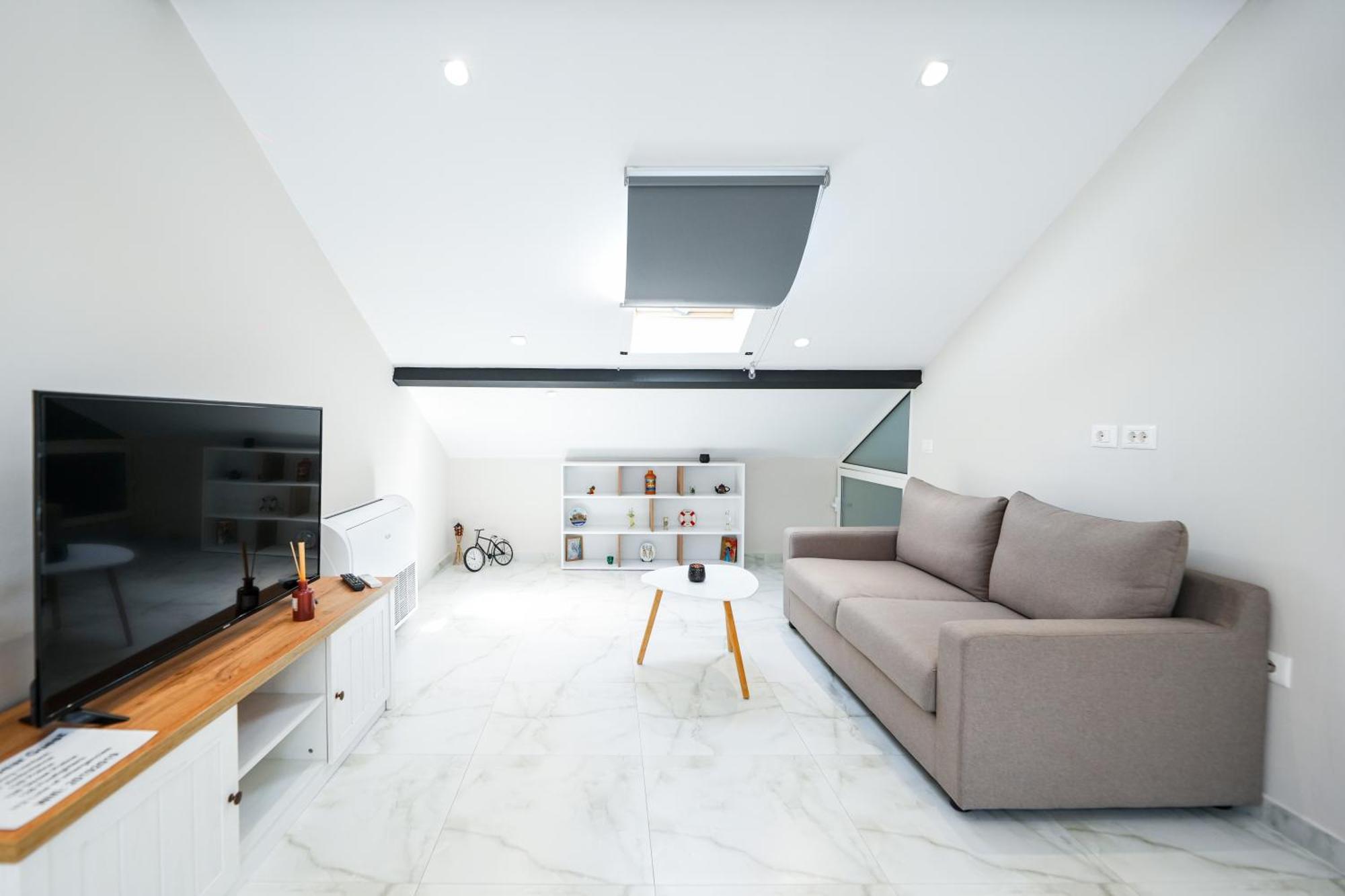 City Center Hideout - Studio Apartment Tirana Bagian luar foto