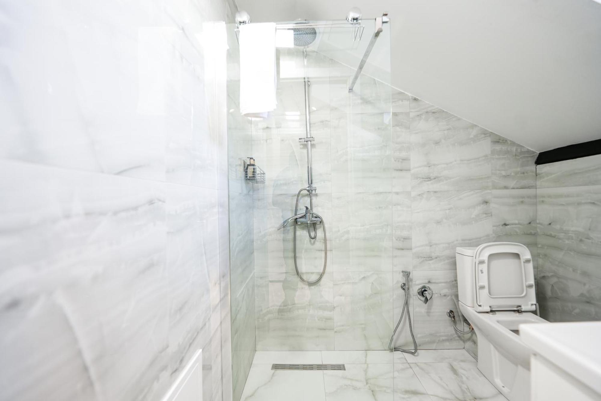 City Center Hideout - Studio Apartment Tirana Bagian luar foto
