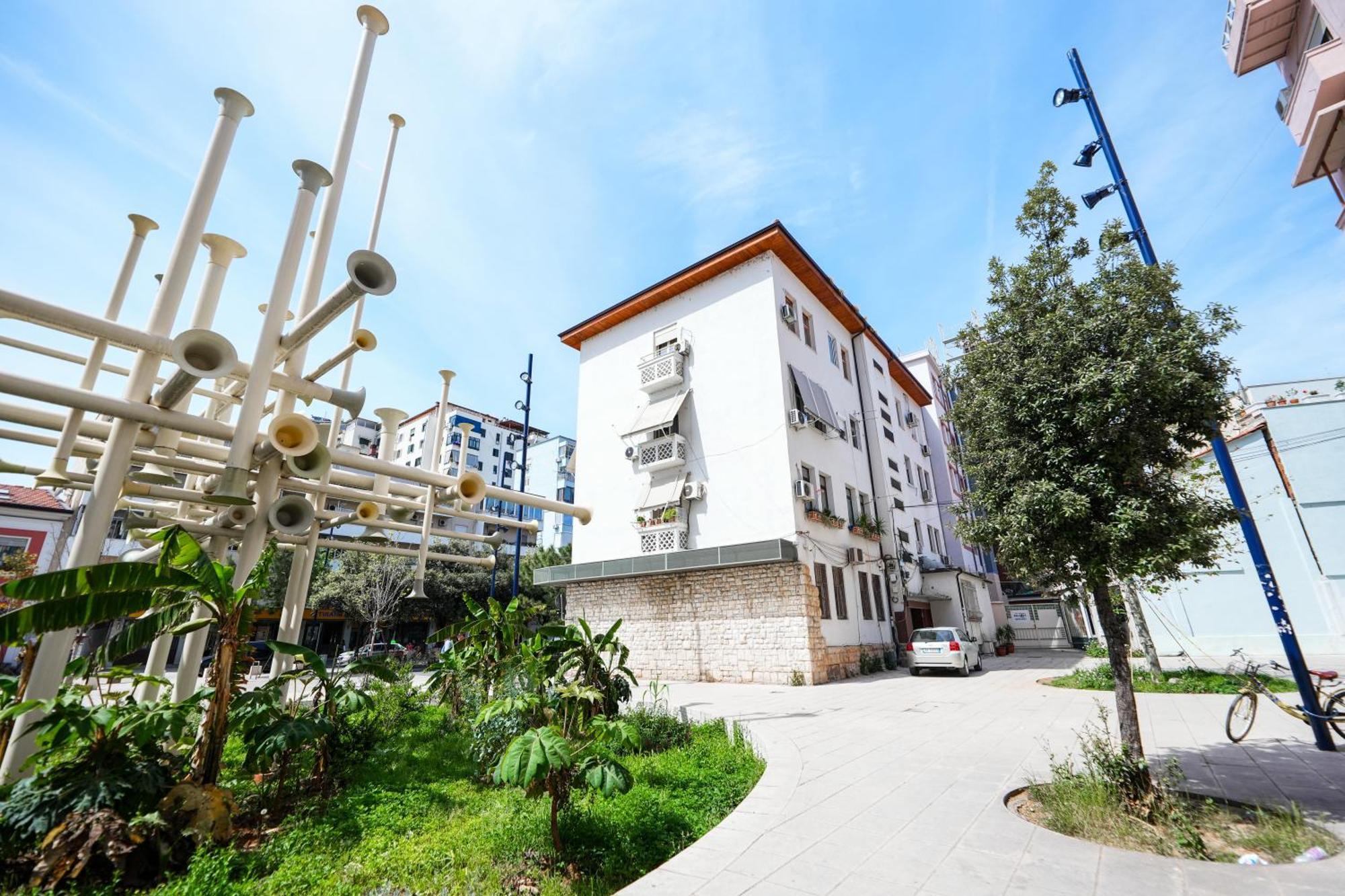 City Center Hideout - Studio Apartment Tirana Bagian luar foto