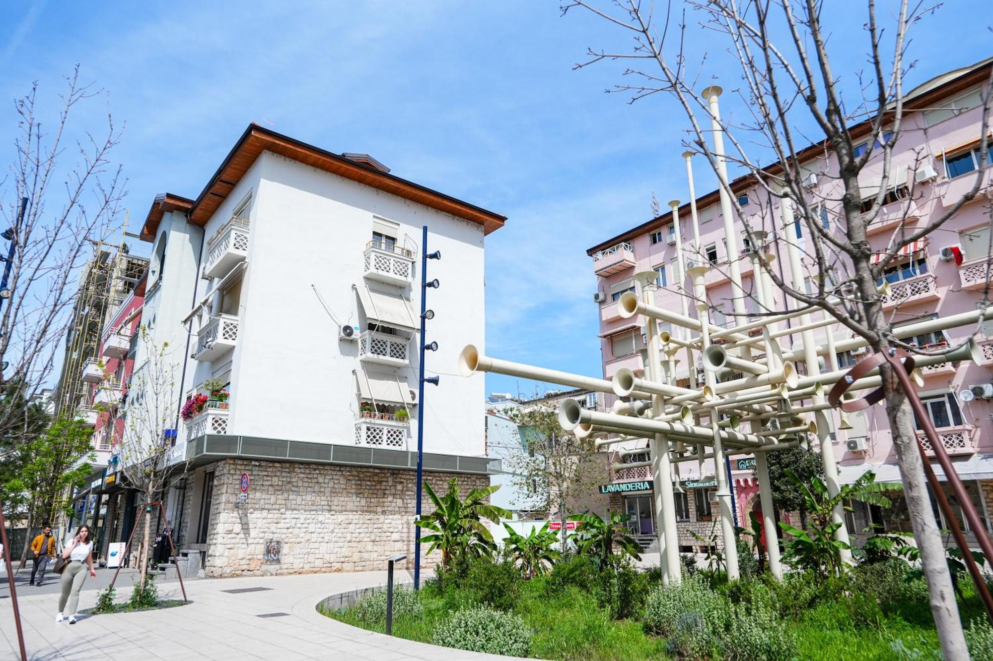 City Center Hideout - Studio Apartment Tirana Bagian luar foto